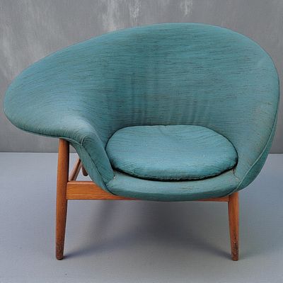 Mid Century Teak Hans Olsen Fried Egg Lounge Chair. Measures approx. 28" X 28" X 40". 
Please 