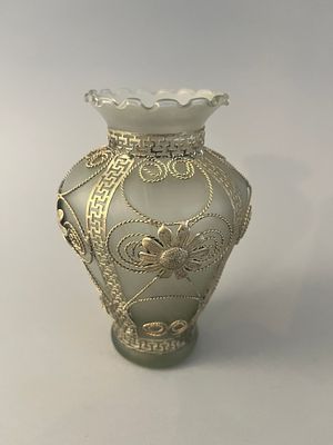Valertires Cyprus Hand Made 1000&deg; Silver Plated Frosted Glass Vase. A small decorative vase 