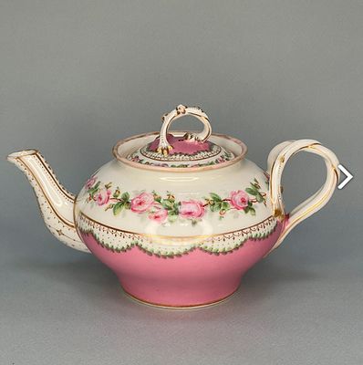 Чайник. Фабрика А.Попова. 1830-1840 гг. Фарфор, надглазурная полихромная роспись -гирлянда из 