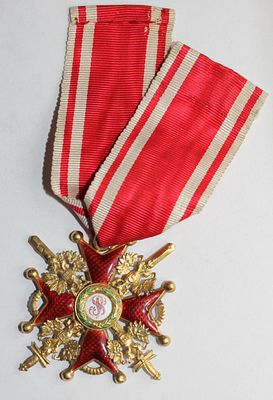Знак Ордена Святого Станислава III степени с мечами. Золото 13,5 гр. Размеры 40х40 мм. Клеймо 
