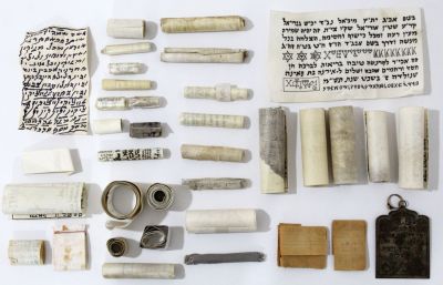 אוסף עשרות קמעות – רובם על קלף – המאה ה – 20
. אוסף קמעות, 27 קמעות על דיו על קלף. 7 קמעות על 