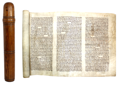 מגילת אסתר גדולה – אשכנז, המאה ה – 19 – תיק עץ עבודת יד. מגילת אסתר גדולה. דיו על קלף. אשכנז 