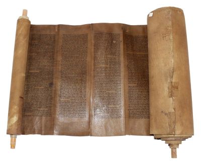 ספר תורה – כתיבה ספרדית – ארצות המזרח, המאה ה – 18 בקירוב. ספר תורה, כתיבת סת"ם ספרדית, כתוב על 