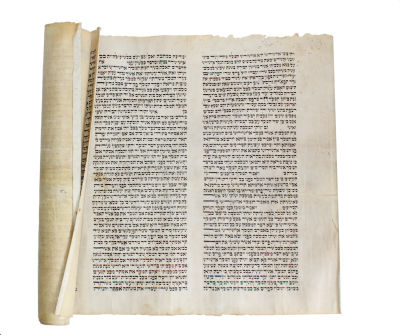 מגילת אסתר – יריעות גדולות – כתב האר"י חסידי
. מגילת אסתר. דיו על קלף. כתב האר"י. כתיבה נאה. 
4 