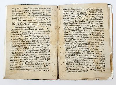 ערוך הקצר – קושטא, רע"א – עותק חסר
. ספר ערוך הקצר הכולל את כל שרשי ספר הערוך לרבי נתן בן יחיאל