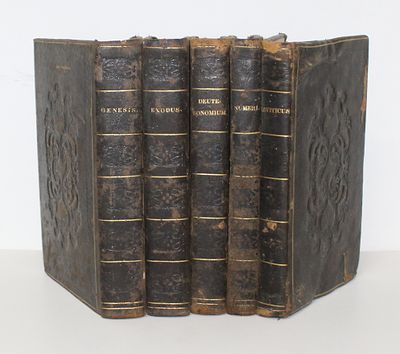 סט ביאור רש"י על התורה באשכנזית יהודית – ליב דוקעס – פראג, תקצ"ג-תקצ"ח
. חמשה כרכים. חמשה חומשי 