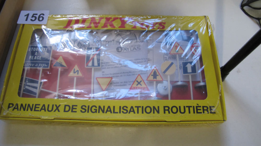 Lot 156: Dinky toys ref 593 sealed signalisation traffic signs