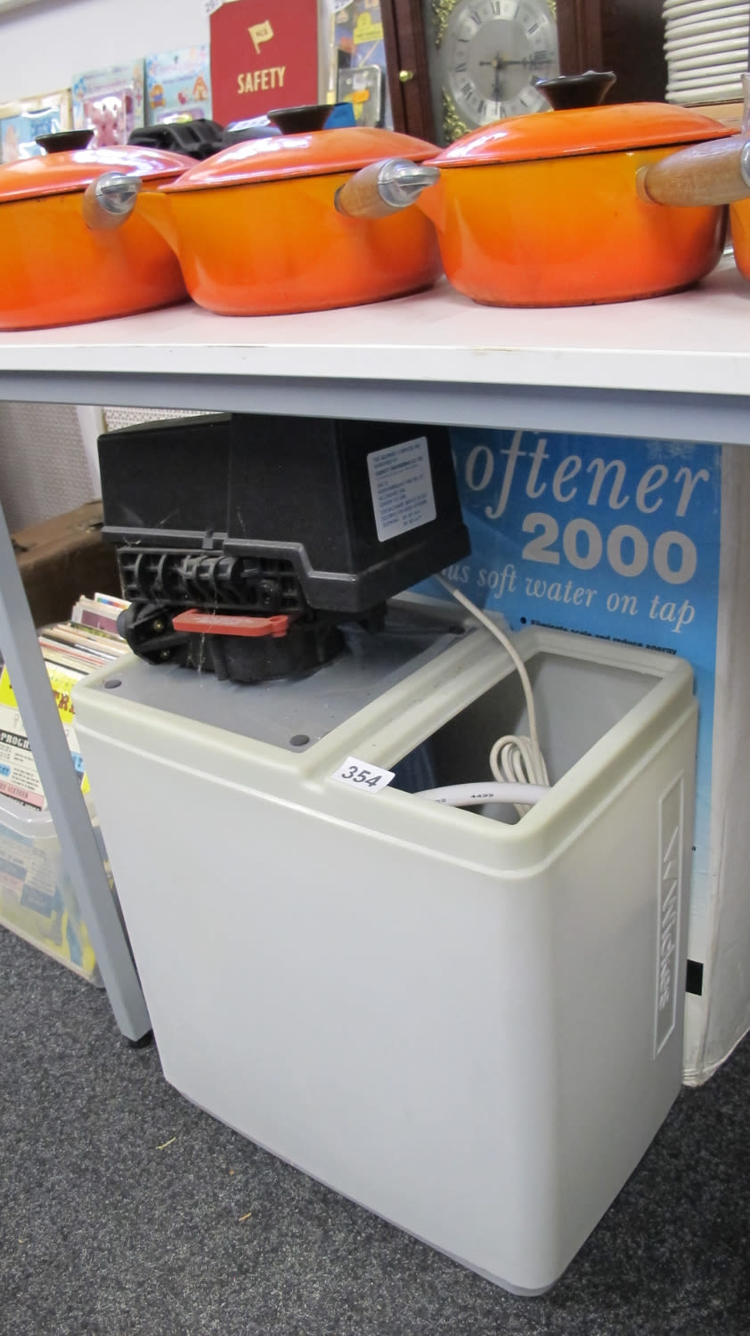 Lot 354: water softening machine BNIB