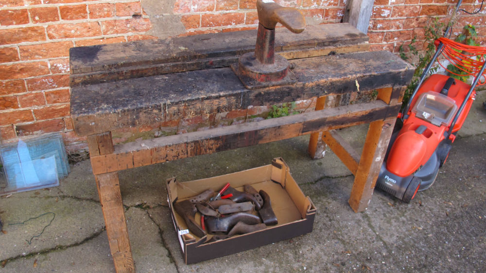 Lot 374: heavy duty cobblers work bench