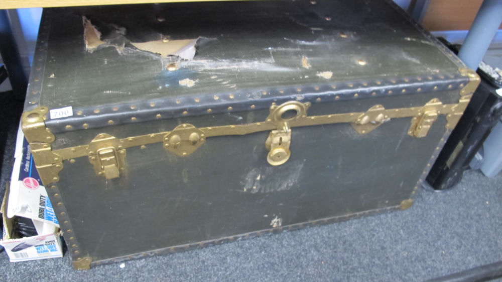 Lot 700: large trunk for toys or bedding. AF: damage...