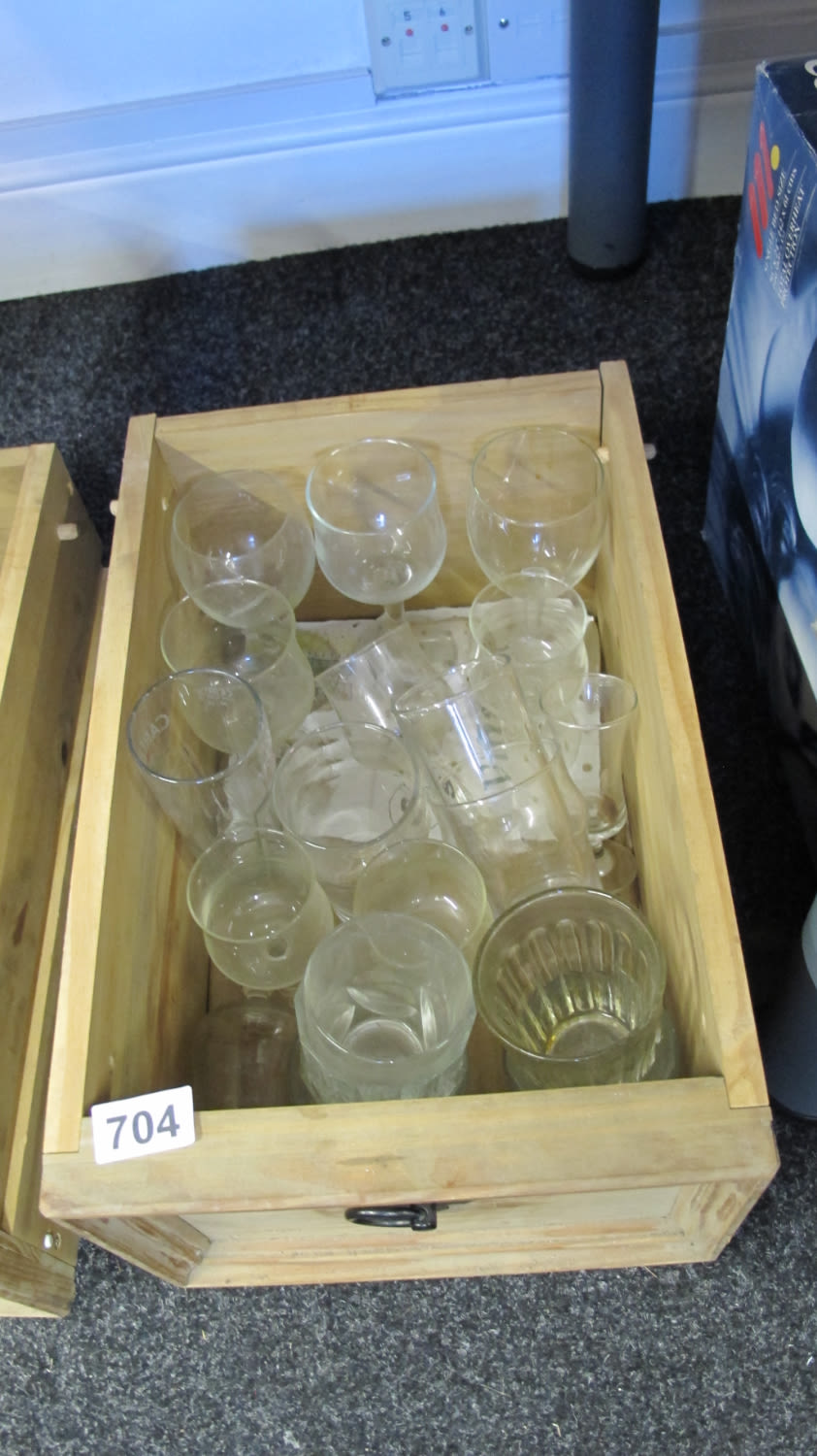 Lot 704: drawer of glassware