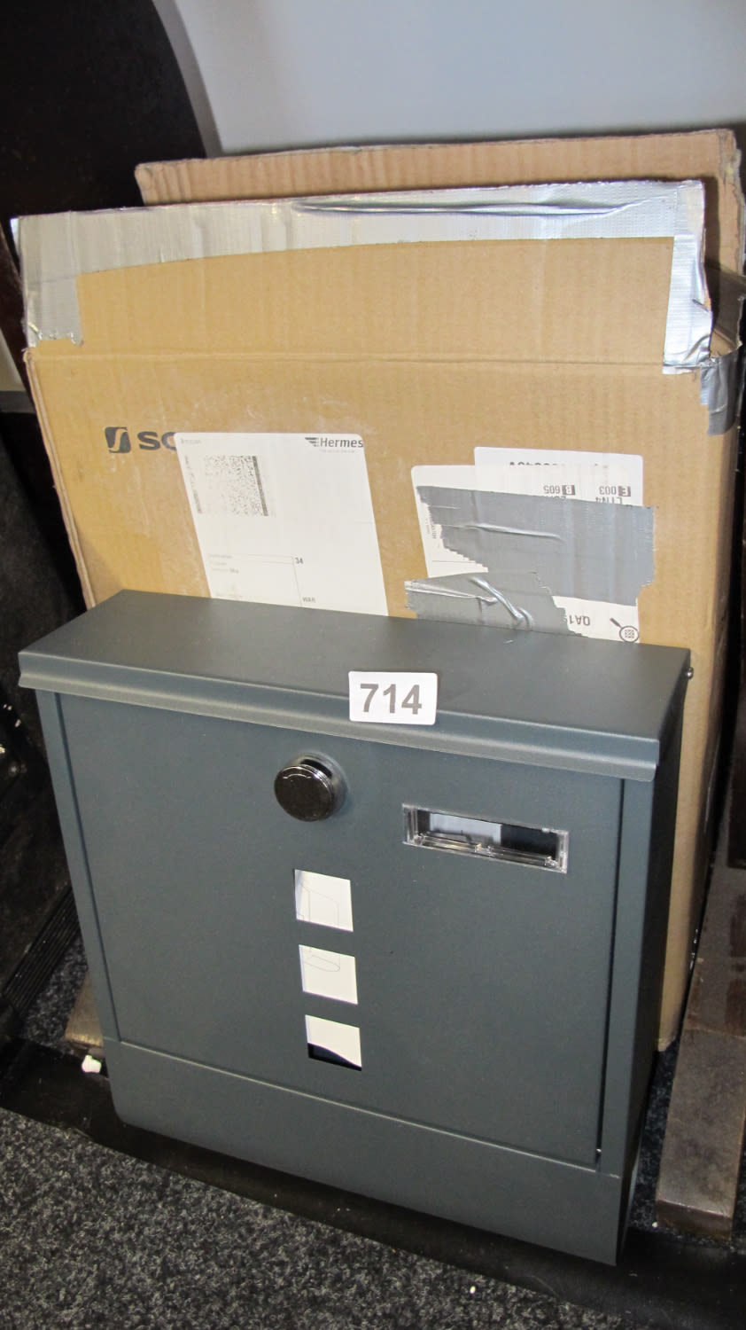Lot 714: metal lockable BNIB letterbox
