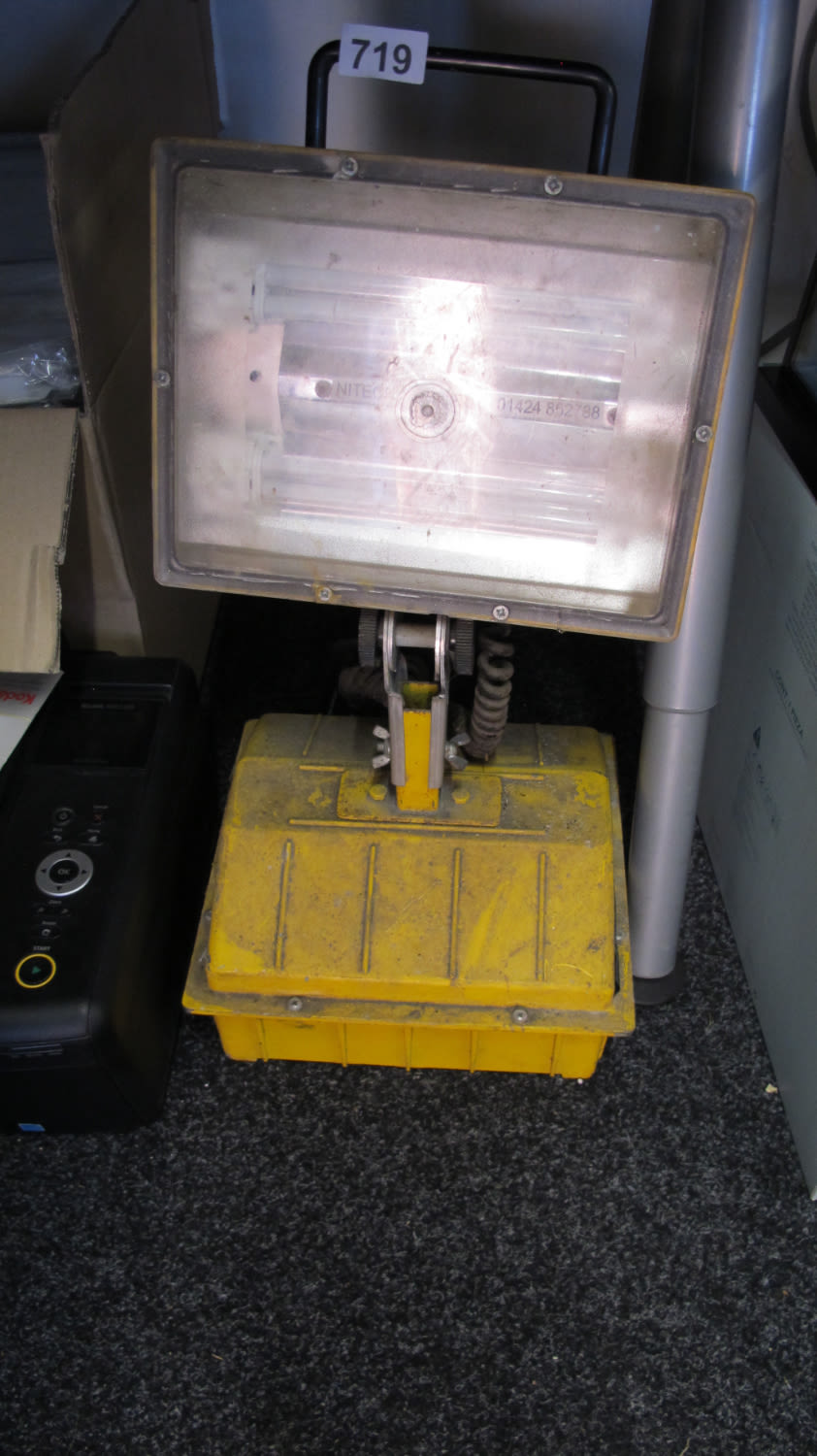 Lot 719: builders portable battery operated site flood lamp in...