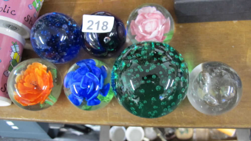 Lot 218: Quantity of Paperweights, two are Myria