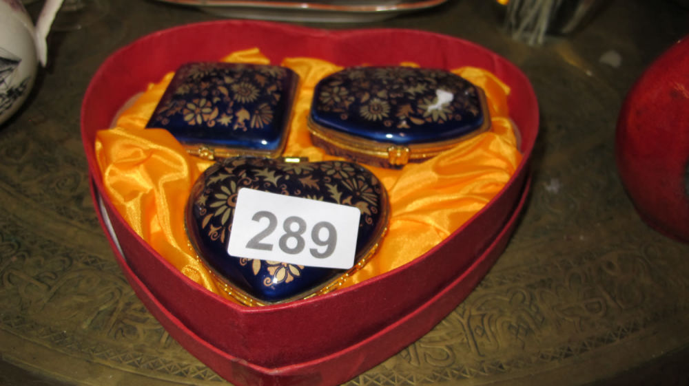 Lot 289: Boxed set of 3 trinket boxes