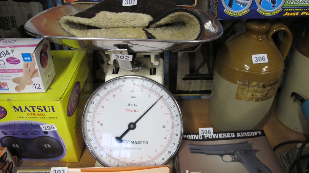 Lot 302: Vintage Waymaster kitchen scales