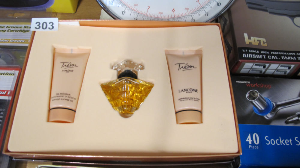 Lot 303: Trésor by Lancóme gift set