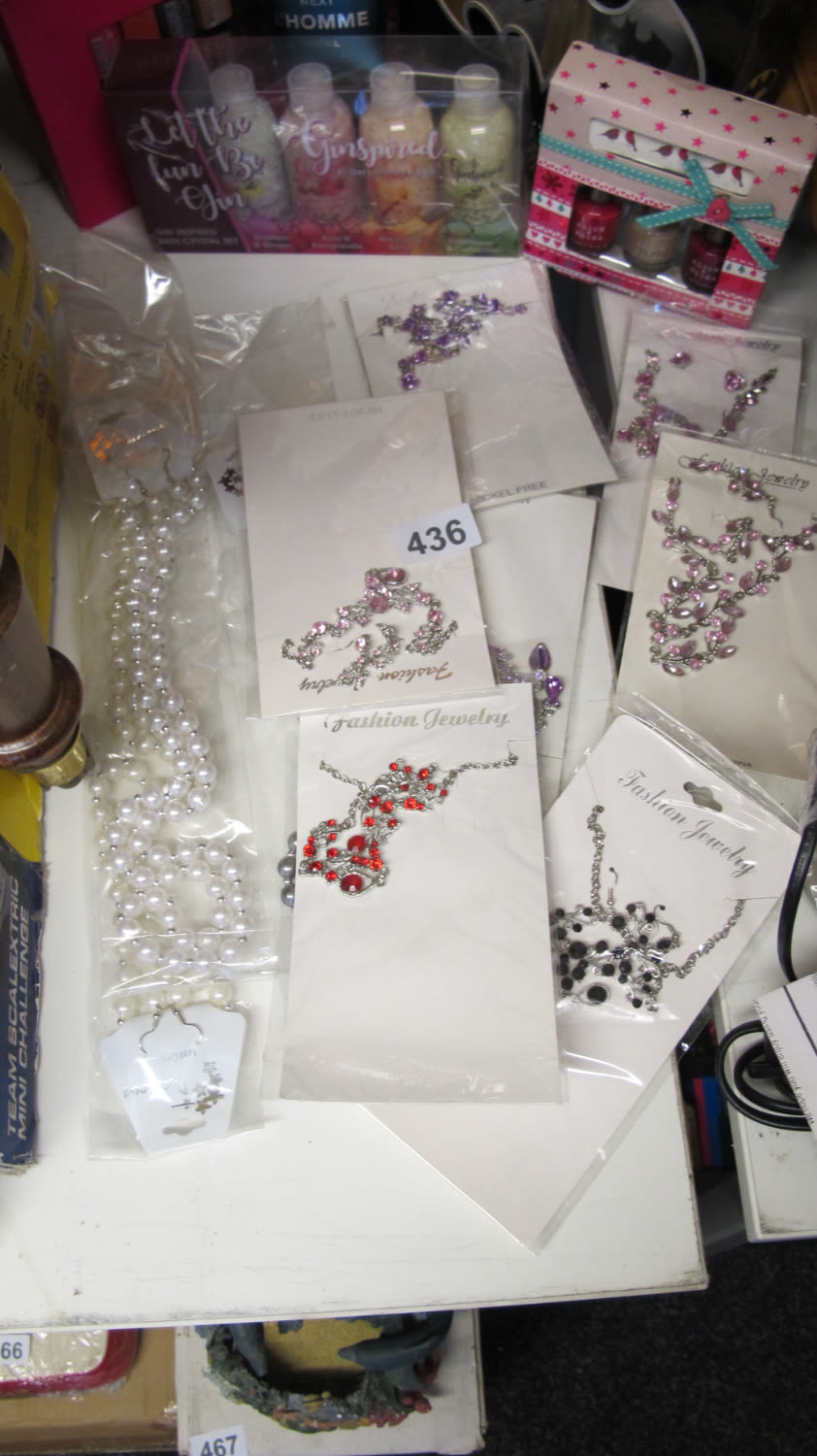 Lot 436: Selection of costume jewellery