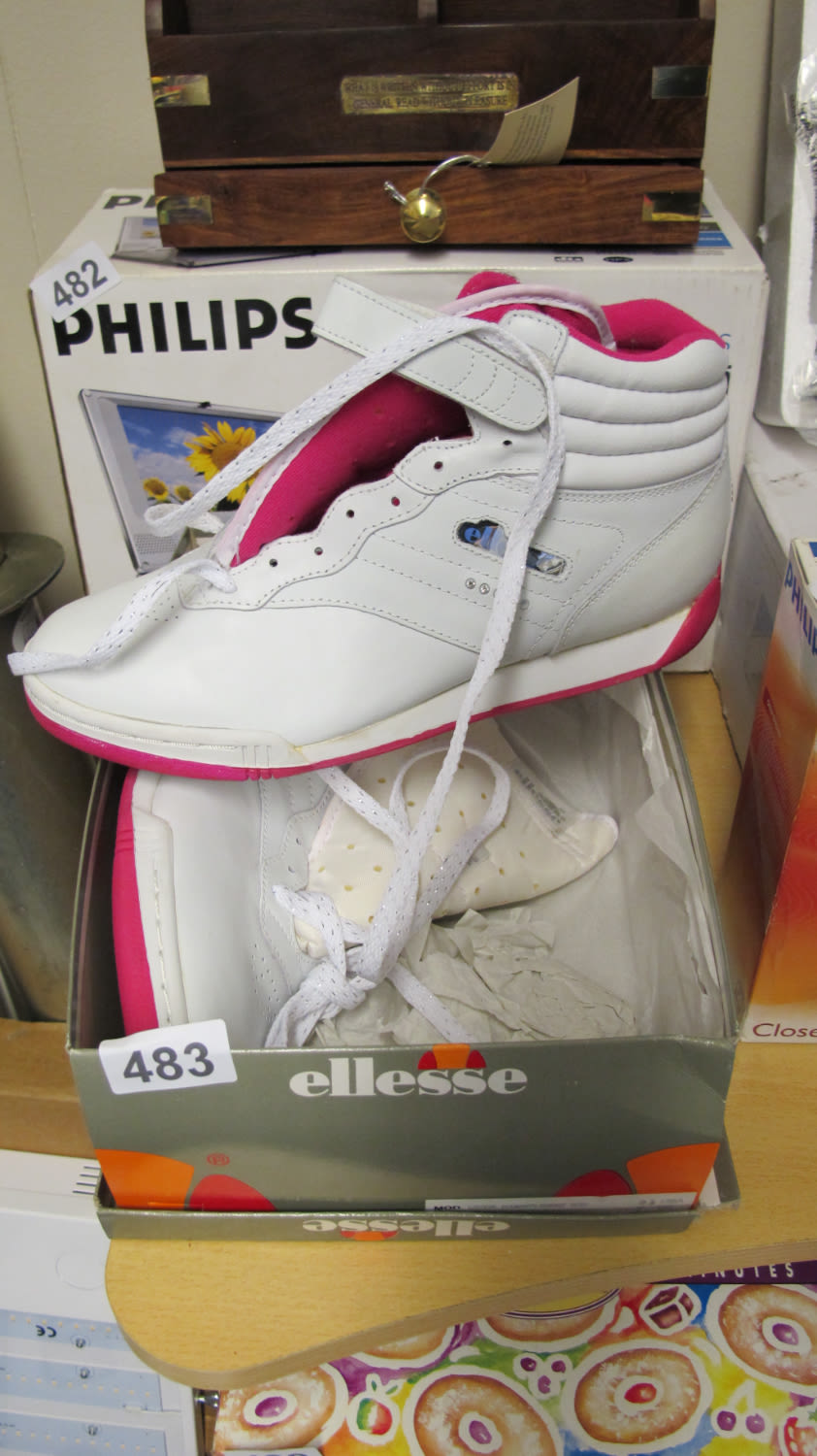 Lot 483: New retro Ellesse high top trainers size 7
