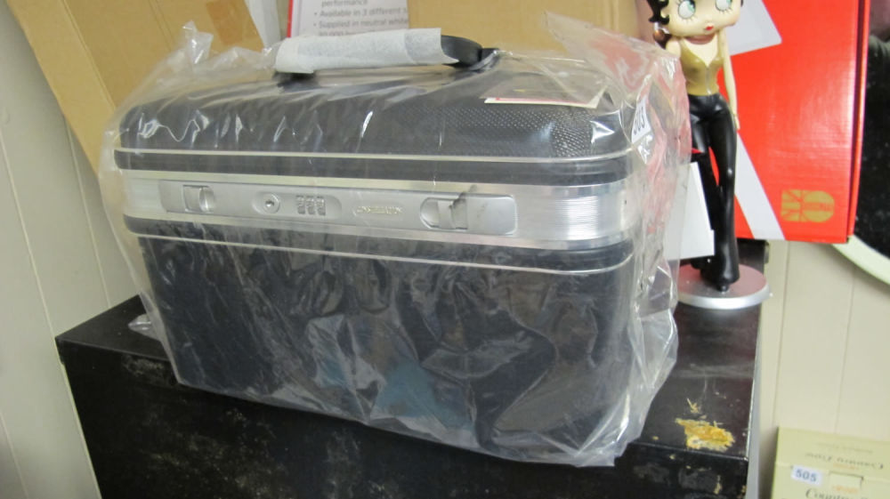 Lot 503: Locking make-up case
