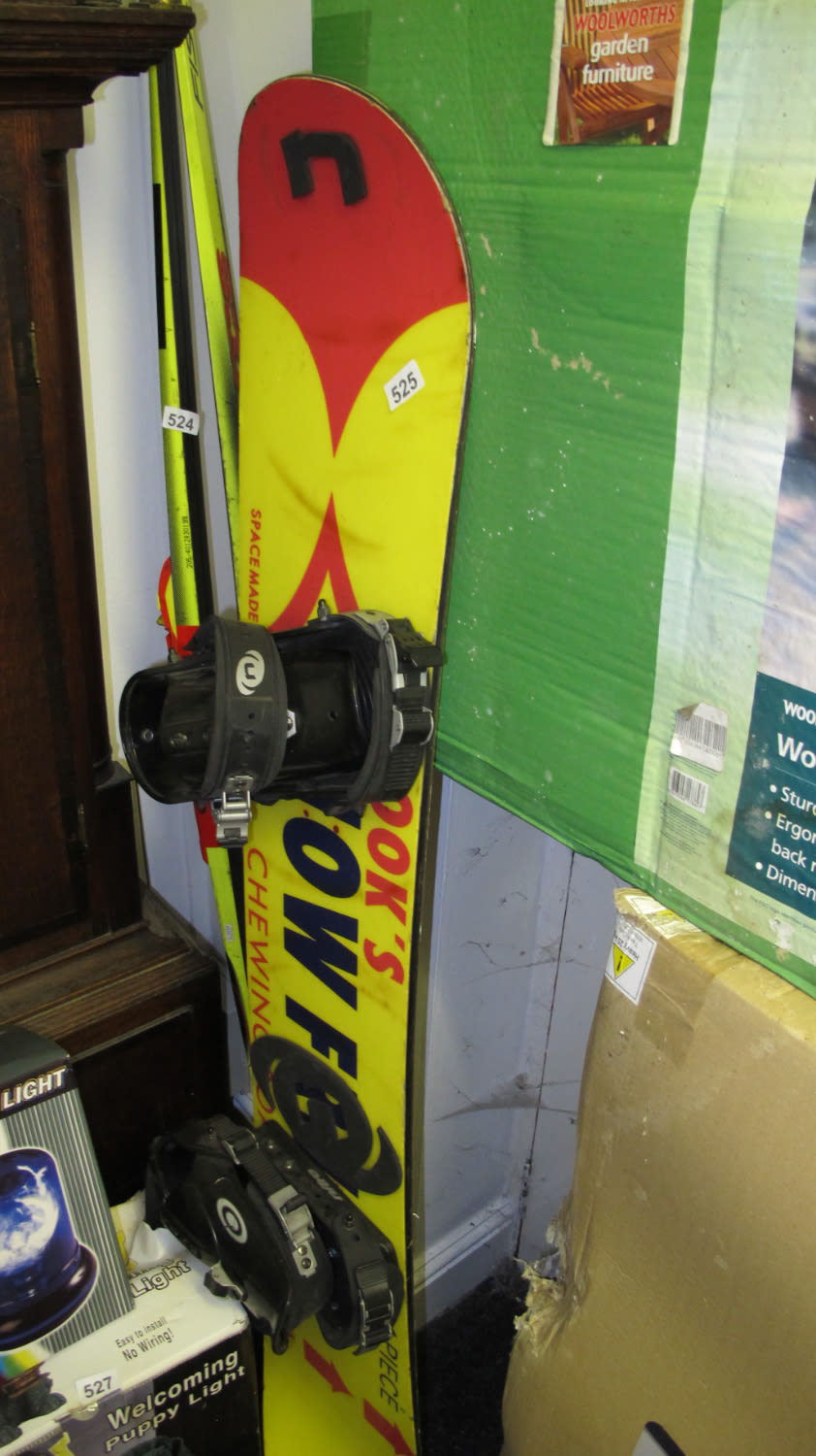 Lot 525: Snowboard
