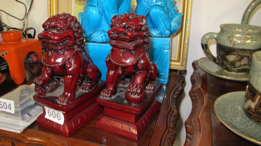 Lot 606: 2 foo dogs