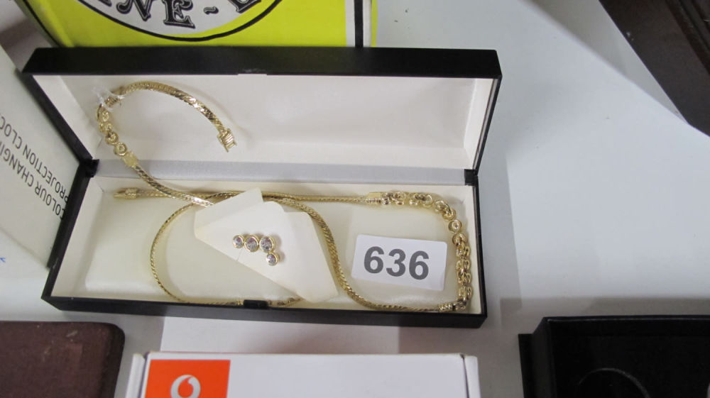 Lot 636: ***Boxed necklace