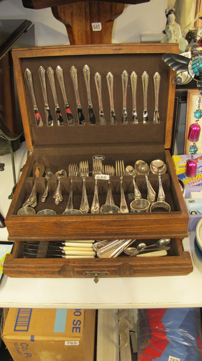 Lot 646: Boxed cutlery canteen AF: does have a crack...