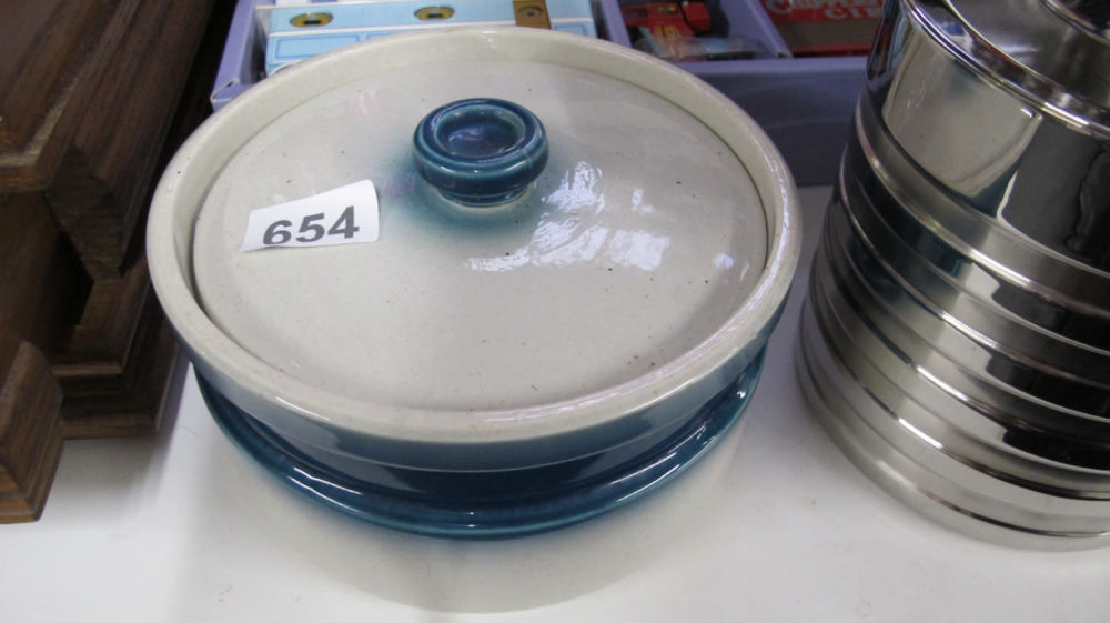 Lot 654: Stoneware Wedgwood oven pot