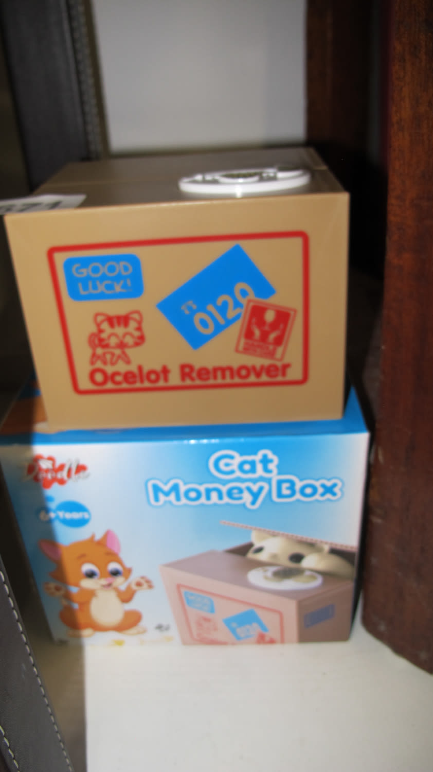 Lot 671: Cat money box