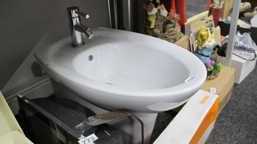 Lot 774: top quality bidet
