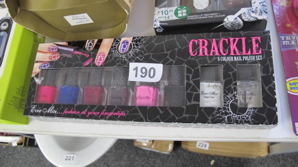 Lot 190: Nail polish crackle effect colour gift set. Ideal...