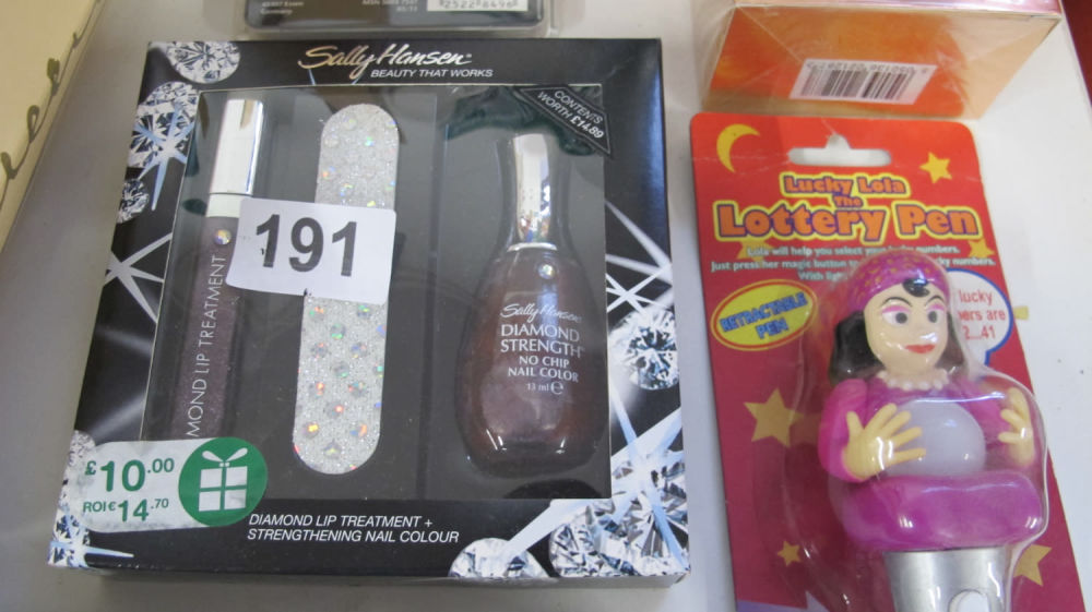 Lot 191: Sally Hensen gift set. Ideal Valentines gift!