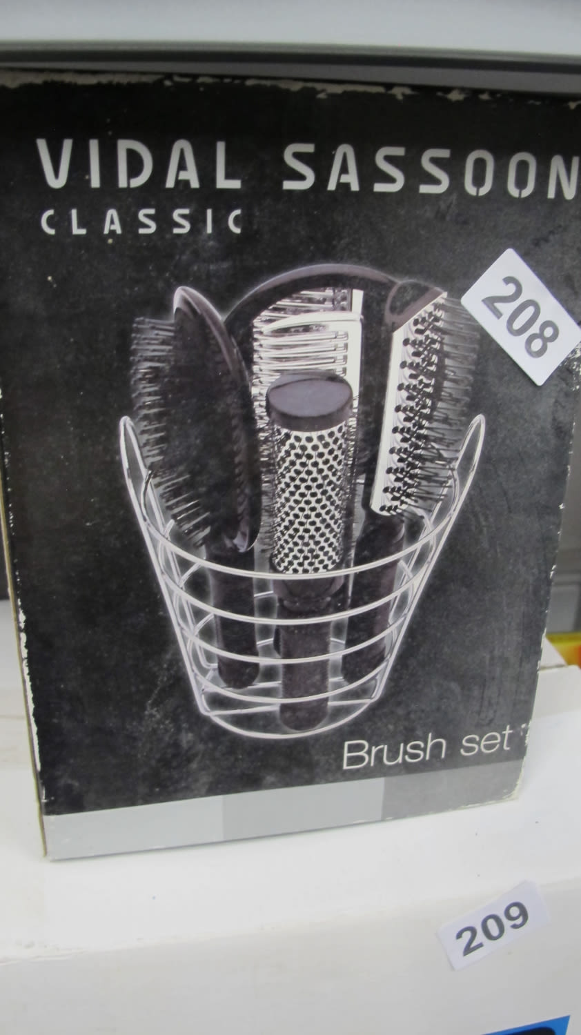 Lot 208: Boxed Vidal Sassoon brush set. Ideal Valentines gift!