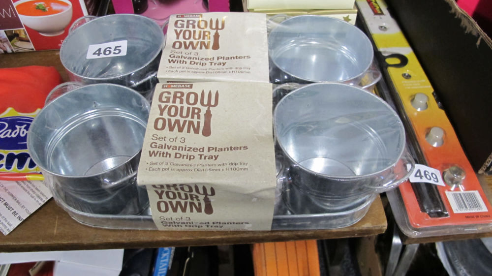 Lot 465: 2x set of 3 flower planters with drip...