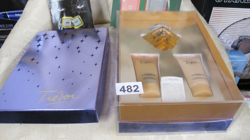 Lot 482: Tresor perfume gift set  ideal for Valentines gift