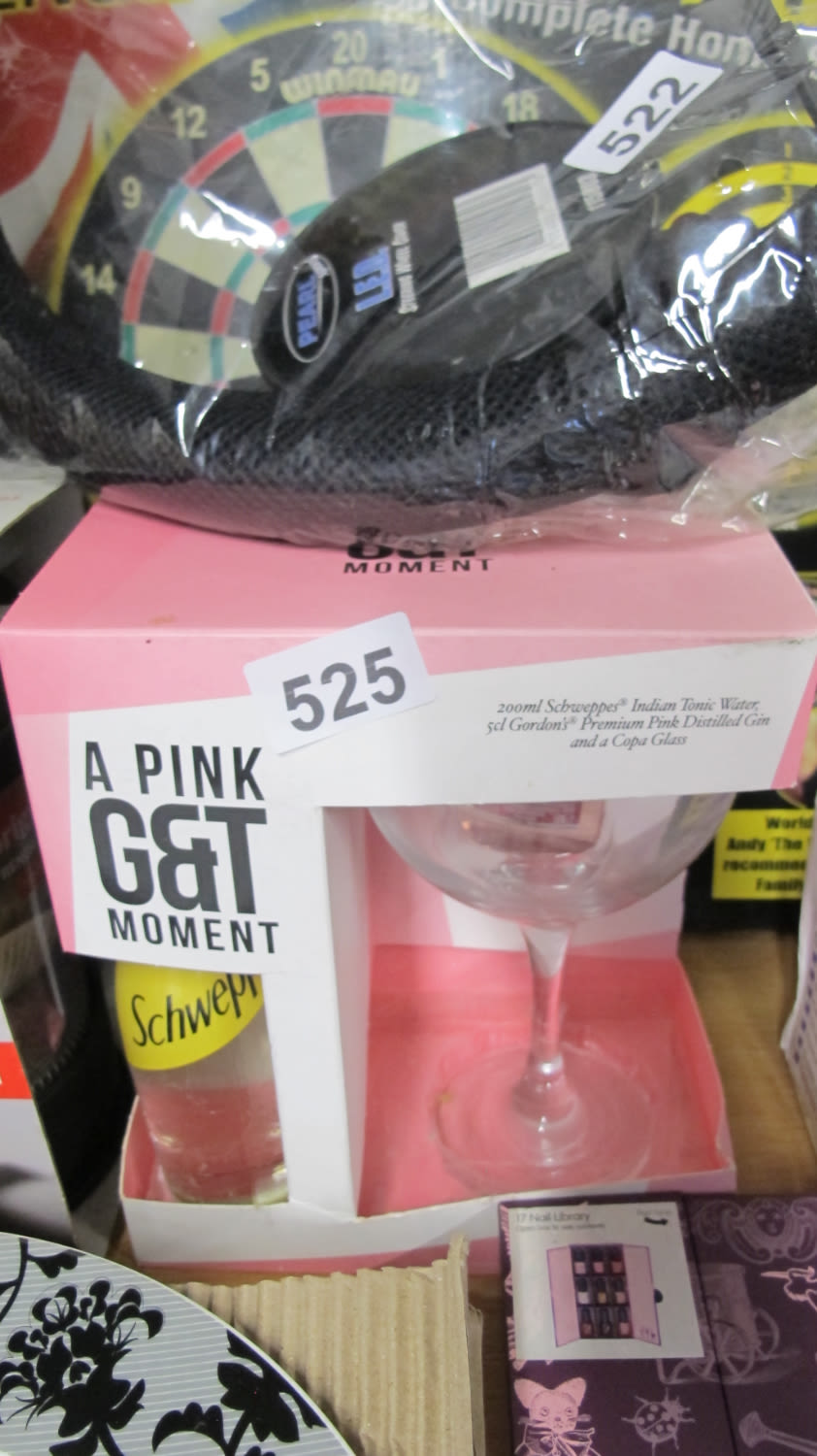 Lot 525: Gordons pink gin gift set  ideal for Valentines...