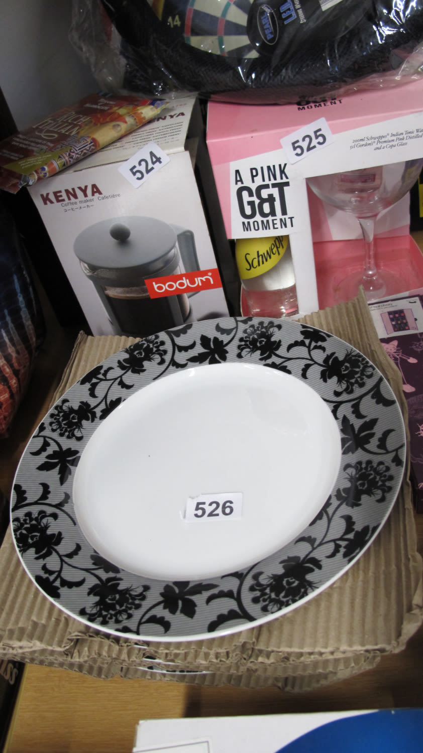 Lot 526: Attractive dinner plate set