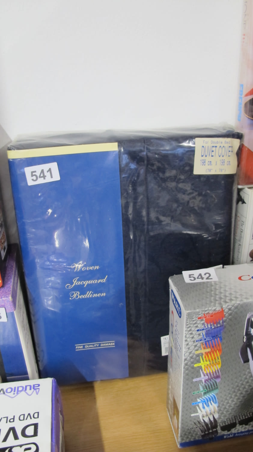 Lot 541: Jacquard luxury duvet cover