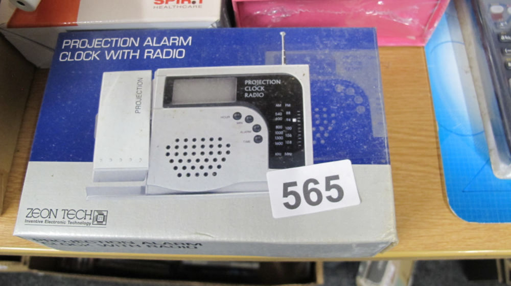 Lot 565: Zeon Tech projection alarm clock with radio