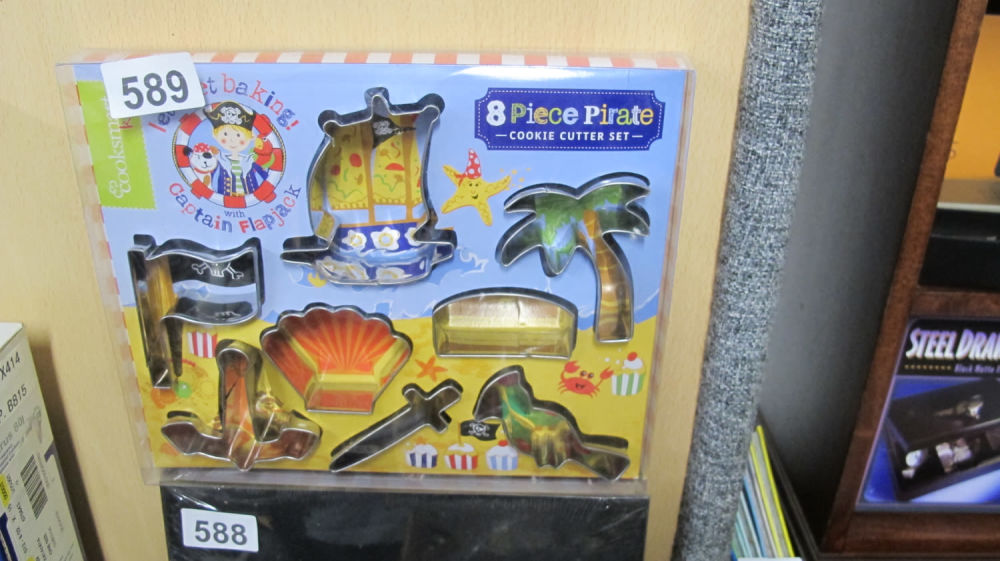 Lot 589: PIRATES!! cookie cutter set