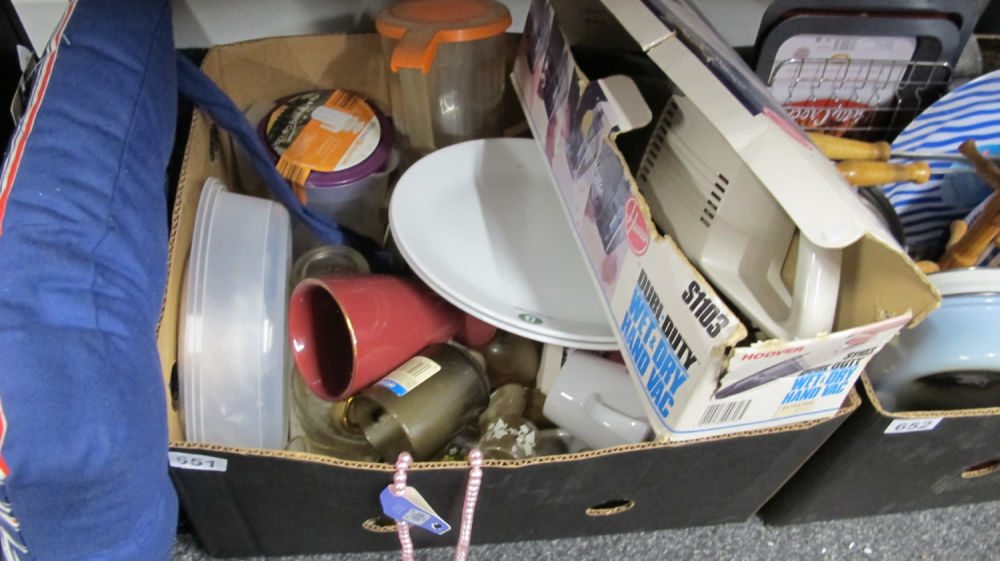 Lot 651: Box of misc