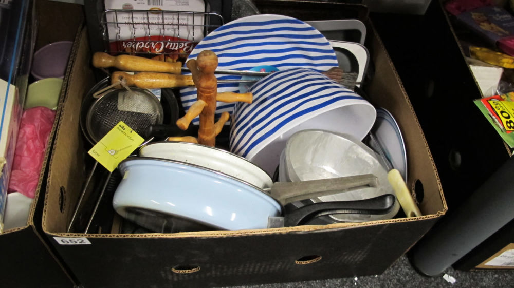 Lot 652: Box of misc