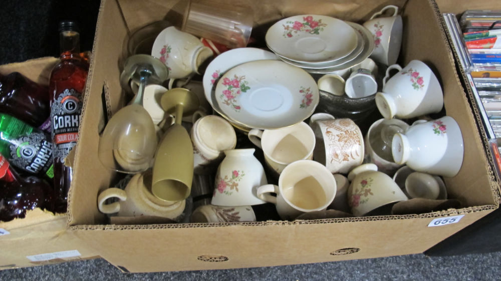 Lot 655: Box of misc crockery