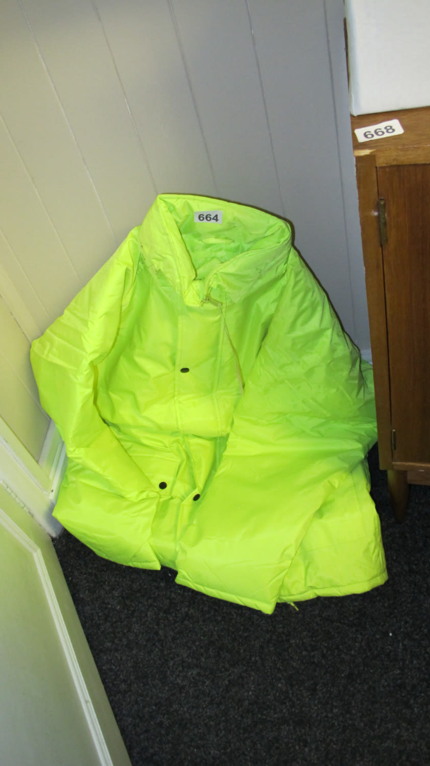 Lot 664: builders padded extra warm Hi visibility jacket XL