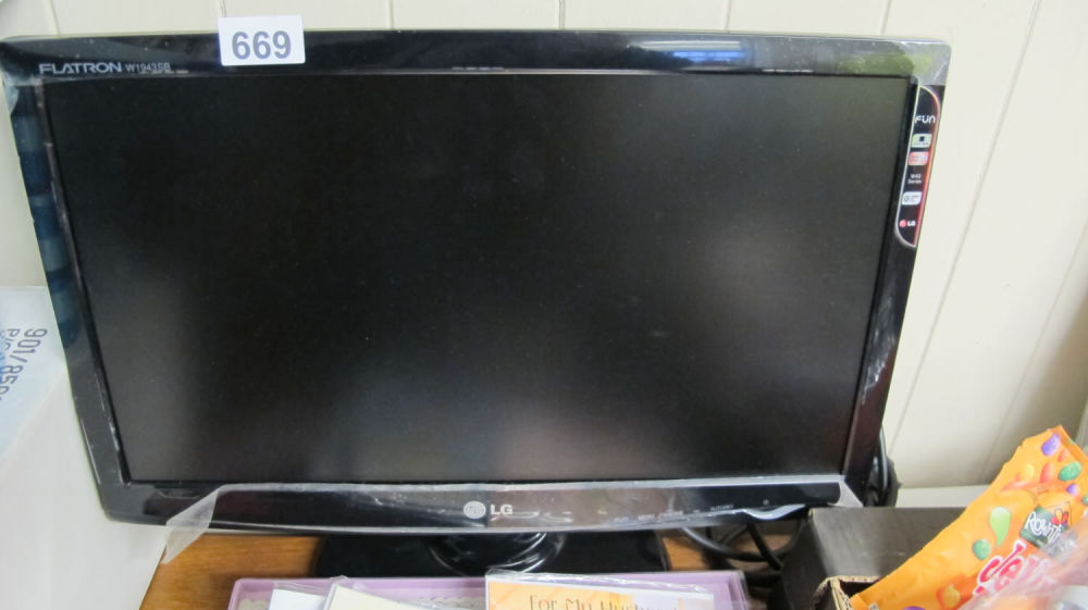 Lot 669: new LG flatron PC monitor