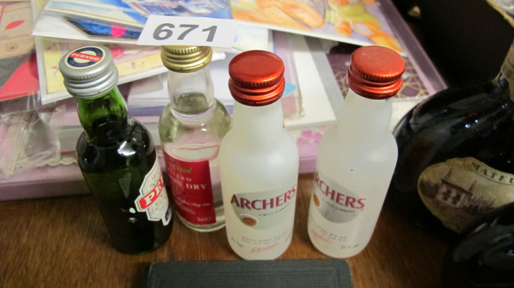 Lot 671: Alcohol miniatures
