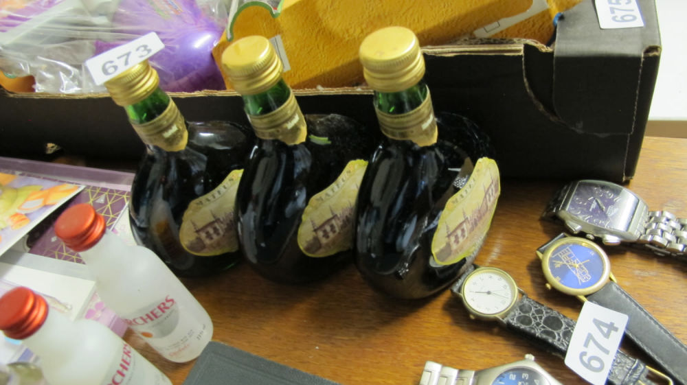Lot 673: 3 bottles of Mateus wine