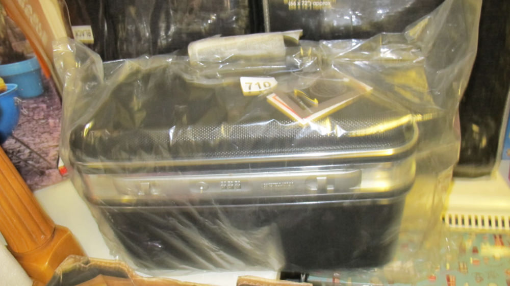 Lot 710: Lockable quality vanity box/make-up box