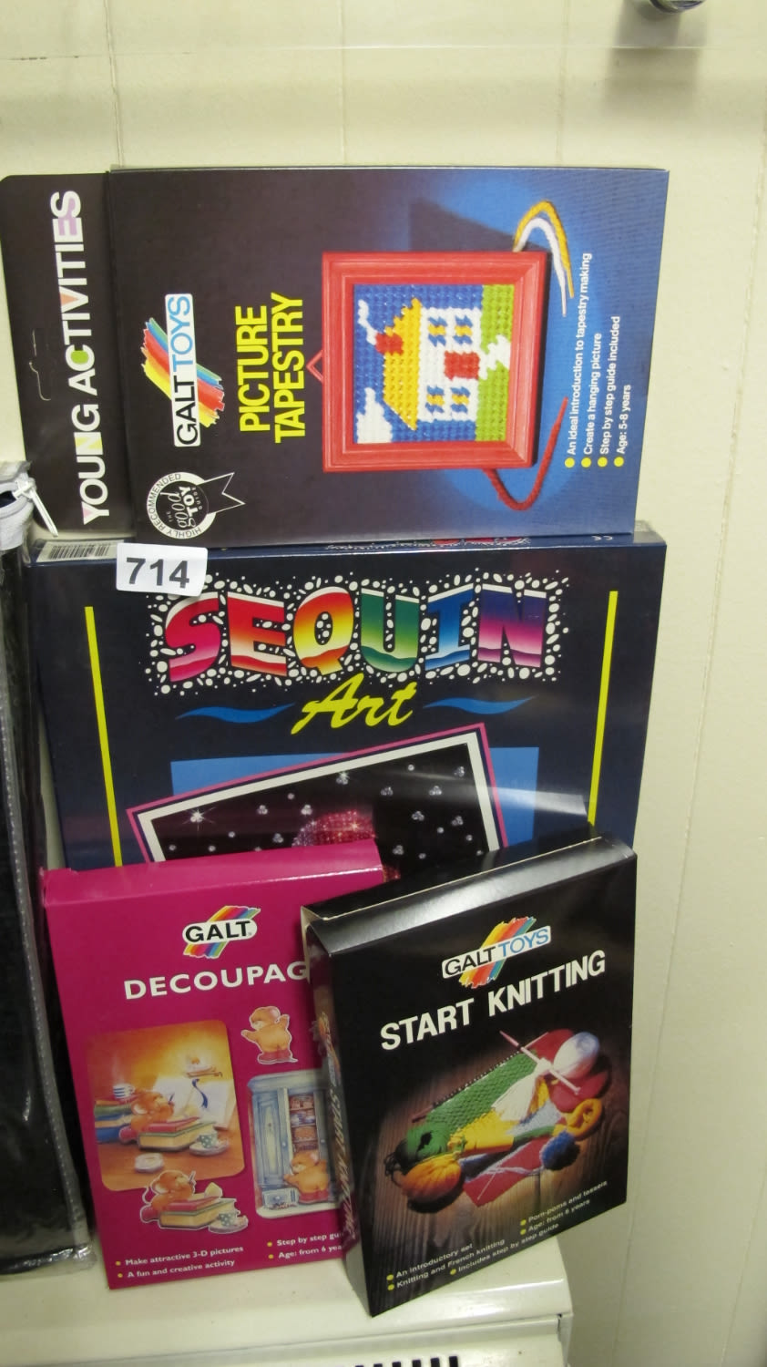 Lot 714: Childrens craft items